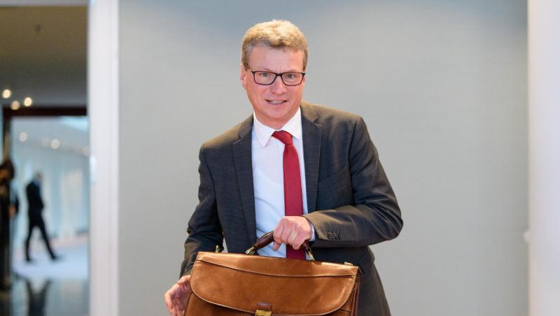 Bernd Sibler (CSU), Wissenschaftsminister von Bayern, nimmt seinen Platz ein. Foto: Matthias Balk/Archiv Bernd Sibler (CSU), Wissenschaftsminister von Bayern, nimmt seinen Platz ein. Foto: Matthias Balk/Archiv