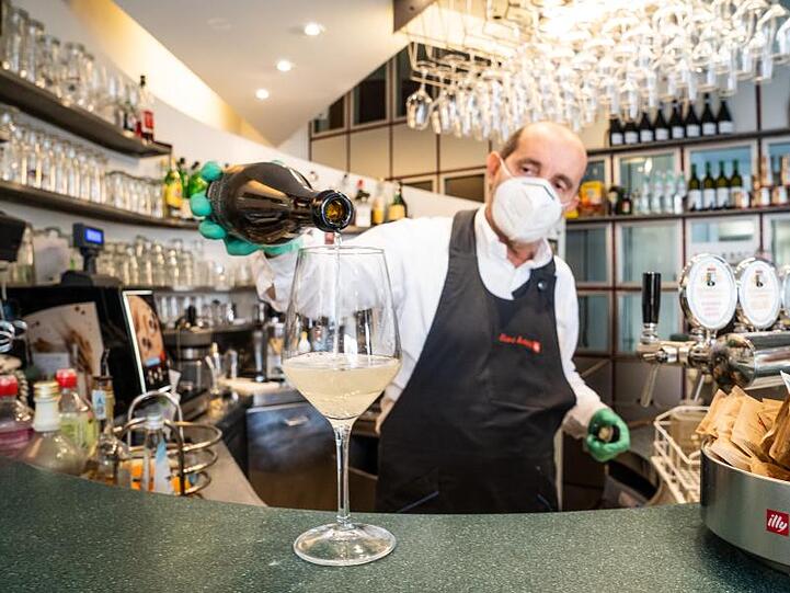 Ein Barmann mit Atemschutzmaske in einer Bar in Bozen. Foto: Matteo Groppo/LaPresse via ZUMA Press/dpa/Archivbild