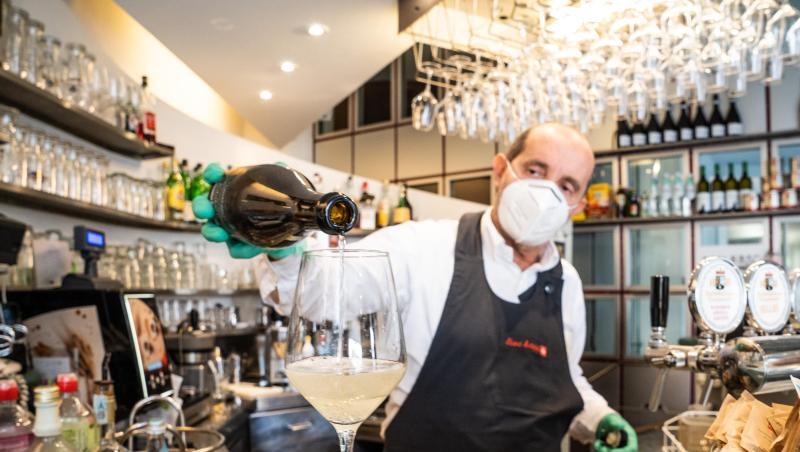 Ein Barmann mit Atemschutzmaske in einer Bar in Bozen. Foto: Matteo Groppo/LaPresse via ZUMA Press/dpa/Archivbild Ein Barmann mit Atemschutzmaske in einer Bar in Bozen. Foto: Matteo Groppo/LaPresse via ZUMA Press/dpa/Archivbild