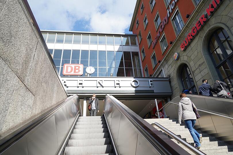 Als zwei Frauen am Donnerstag versuchten, drei 100-Euro-Scheine bei einem Finanzdienstleiter am Hauptbahnhof einzuzahlen, stellten diese sich Fälschung heraus.