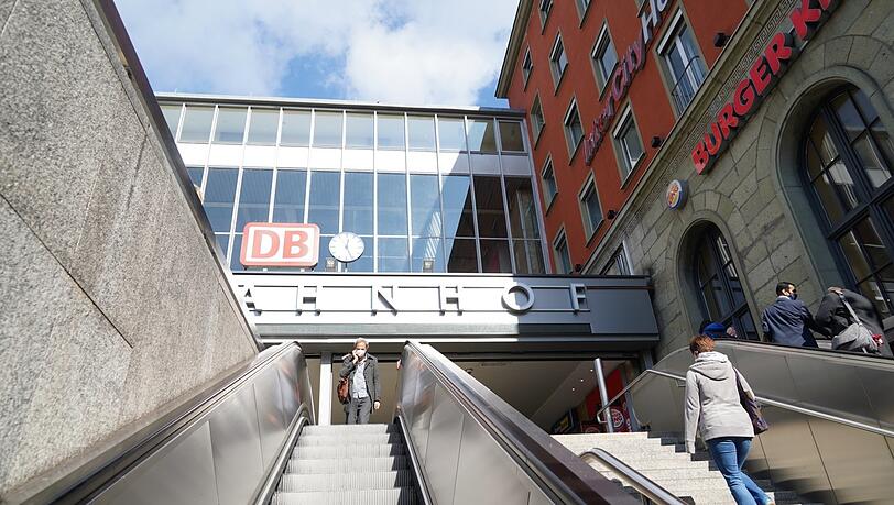 Als zwei Frauen am Donnerstag versuchten, drei 100-Euro-Scheine bei einem Finanzdienstleiter am Hauptbahnhof einzuzahlen, stellten diese sich Fälschung heraus. Als zwei Frauen am Donnerstag versuchten, drei 100-Euro-Scheine bei einem Finanzdienstleiter am Hauptbahnhof einzuzahlen, stellten diese sich Fälschung heraus.