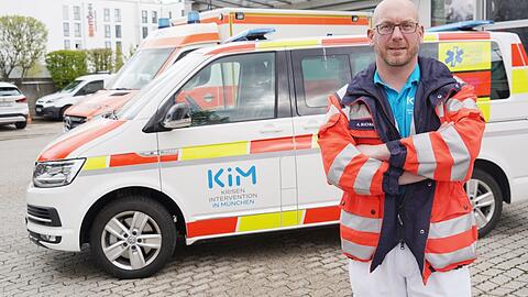 "Wir nehmen auch mal jemanden in den Arm": Alexander Buchmann vom Kriseninterventionsteam KIM, in der Fahrzeugzentrale von Aicher im Münchner Osten.
