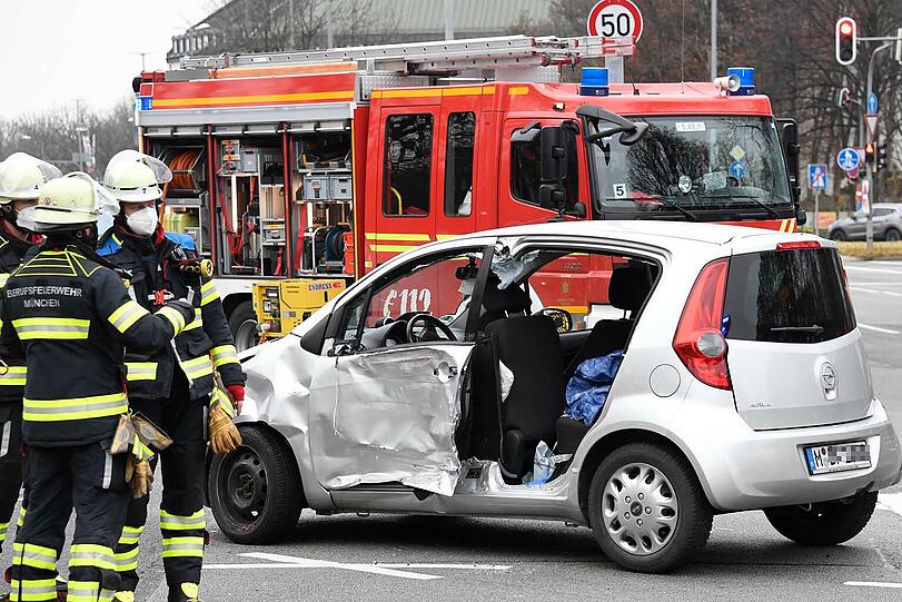 Mit eingeschaltetem Martinshorn und Sirene: Der Rettungswagen der Feuerwehr befand sich auf der Alarmfahrt zu einer Einsatzstelle.