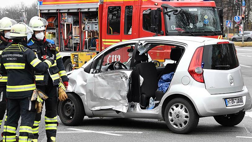 Ein verunfalltes Auto im vergangenen November. (Archivbild)