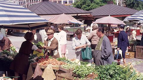 Alles nur Idylle am Viktualienmarkt vor 50 Jahren? Offenbar nicht, wie die AZ damals berichtete. (Archiv)