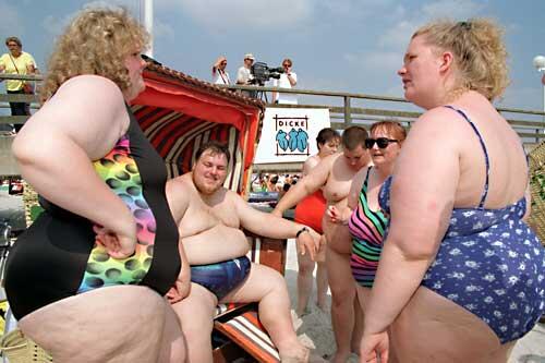 Mitglieder vom Hamburger Verein "Dicke e.V." am Strand