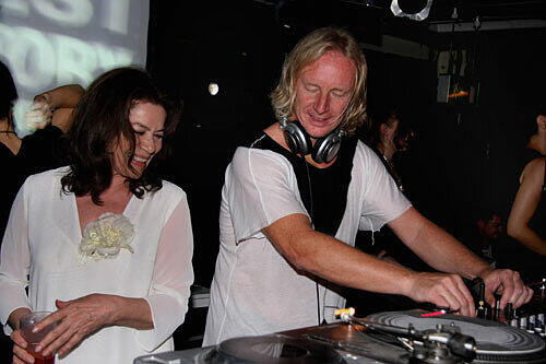 Film-Diva Hannelore Elsner am DJ Pult! Mit 68 lässt sie es noch immer richtig krachen!