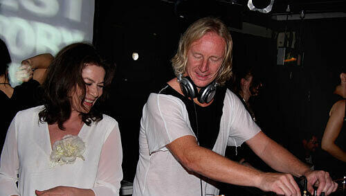 Film-Diva Hannelore Elsner am DJ Pult! Mit 68 lässt sie es noch immer richtig krachen! Film-Diva Hannelore Elsner am DJ Pult! Mit 68 lässt sie es noch immer richtig krachen!
