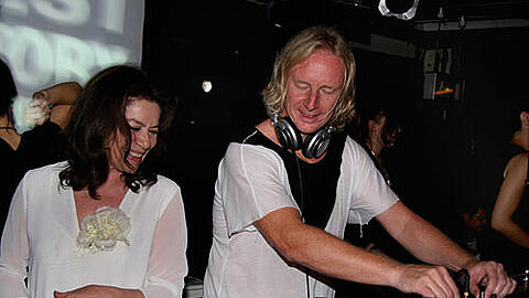 Film-Diva Hannelore Elsner am DJ Pult! Mit 68 lässt sie es noch immer richtig krachen!