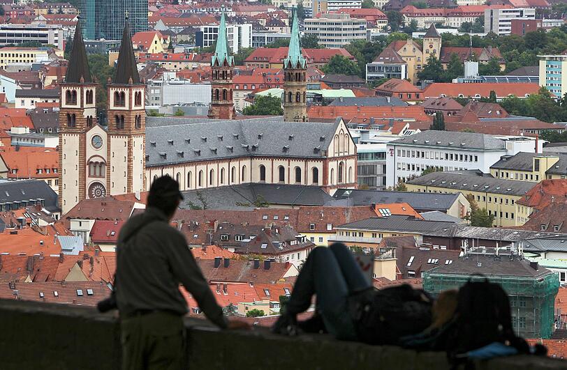 Der 49-Jährige, der seine Mutter im
religiösen Wahn umgebracht haben soll, sagte zum Auftakt, er habe
vor der Tat Stimmen und Glockenläuten gehört. (Archivbild Würzburg)