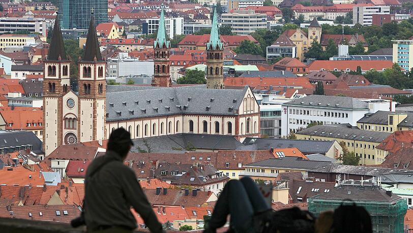 Der 49-Jährige, der seine Mutter im
religiösen Wahn umgebracht haben soll, sagte zum Auftakt, er habe
vor der Tat Stimmen und Glockenläuten gehört. (Archivbild Würzburg) Der 49-Jährige, der seine Mutter im
religiösen Wahn umgebracht haben soll, sagte zum Auftakt, er habe
vor der Tat Stimmen und Glockenläuten gehört. (Archivbild Würzburg)