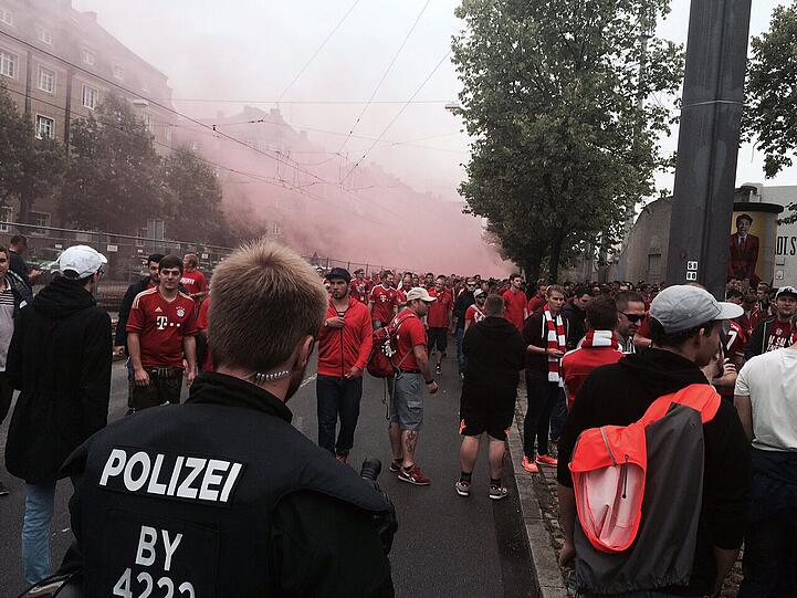 Derby-Stimmung in München: Unter Beobachtung der Polizei versammelten sich die Bayernfans am Vormittag im Tal. Vor dem Grünwalder Stadion kamen die Löwenfans dazu. Rund Tausend Polizisten sind im Einsatz.