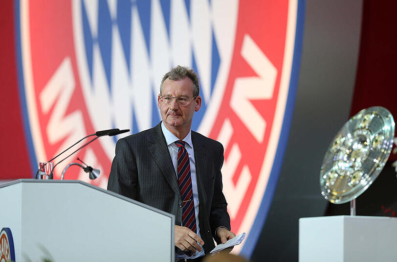Vizepräsident Dieter Meyer betritt die Bühne.