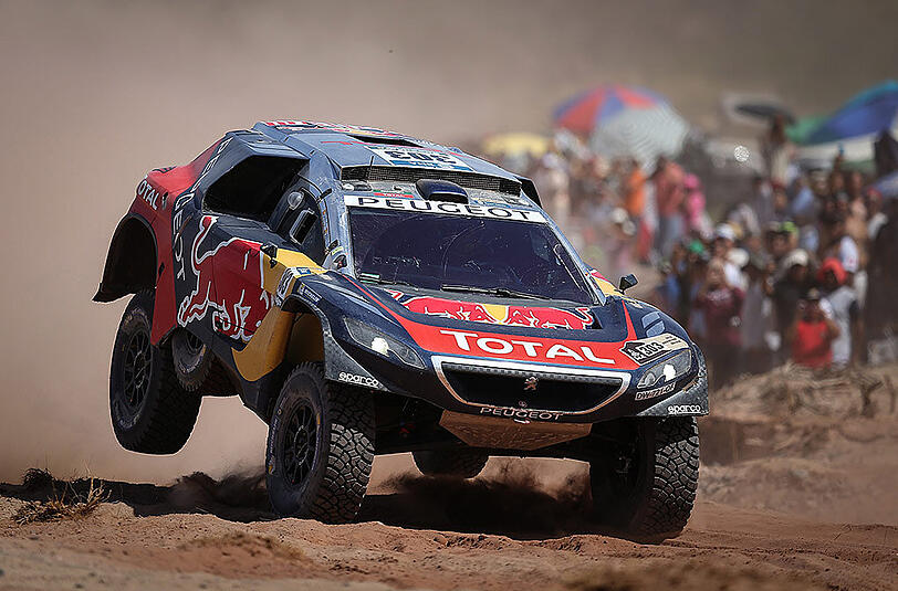 Hofft auch noch auf den Gesamtsieg: Der Spanier Carlos Sainz im Peugeot.