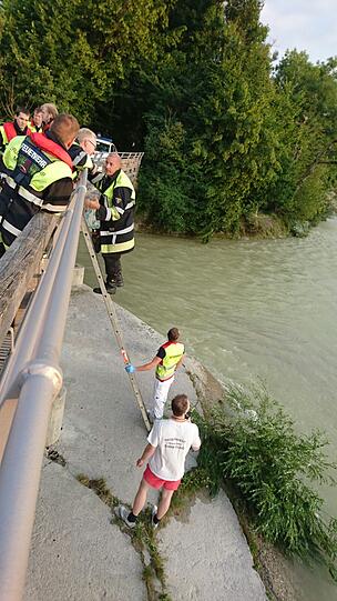 Noch während der eine Einsatz lief, musste ein anderes Team zu einer stark alkoholisierten Person auf eine Insel absteigen.