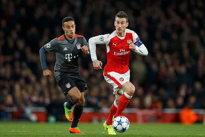 THIAGO: NOTE 3 - Fand auch nicht so recht ins Spiel. Ihm fehlte Aggressivität und  
Körperspannung. Verdaddelte ziemlich viele Bälle. Kam dann &ndash; vor allem  
als Arsenal nur noch zu zehnt war &ndash; besser in seinem Modus des  
umsichtigen Ballverteilers.