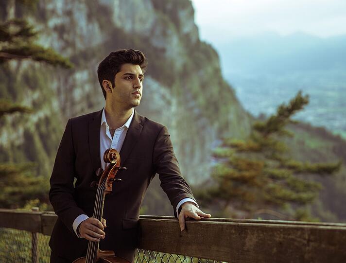 Kian Soltani in der Gebirgslandschaft seiner Heimat Vorarlberg.