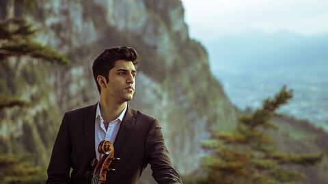 Kian Soltani in der Gebirgslandschaft seiner Heimat Vorarlberg.