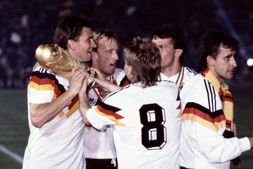 Ein Mix aus Bayern-Stars und Italien-Legionären: Klaus Augenthaler (l.) und das Weltmeister-Team von 1990.