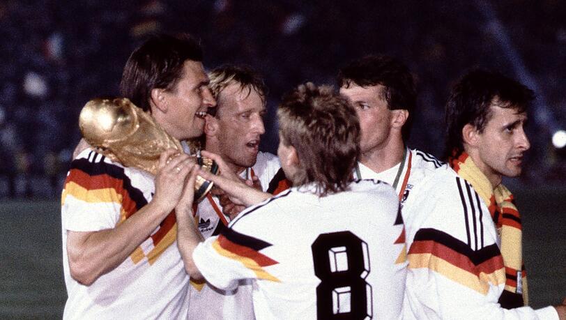 Ein Mix aus Bayern-Stars und Italien-Legionären: Klaus Augenthaler (l.) und das Weltmeister-Team von 1990. Ein Mix aus Bayern-Stars und Italien-Legionären: Klaus Augenthaler (l.) und das Weltmeister-Team von 1990.