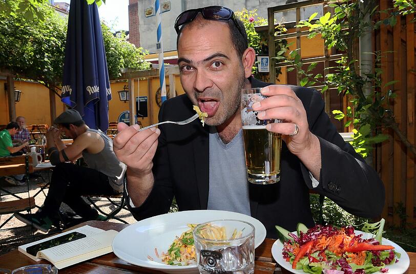 Essen, trinken, denken: Kabarettist Hannes Ringlstetter nutzt die Ruhe im Biergarten zum Genießen und Sinnieren.