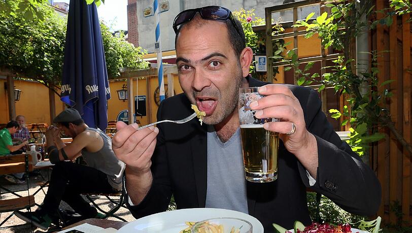 Essen, trinken, denken: Kabarettist Hannes Ringlstetter nutzt die Ruhe im Biergarten zum Genießen und Sinnieren. Essen, trinken, denken: Kabarettist Hannes Ringlstetter nutzt die Ruhe im Biergarten zum Genießen und Sinnieren.