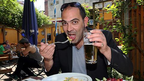 Essen, trinken, denken: Kabarettist Hannes Ringlstetter nutzt die Ruhe im Biergarten zum Genießen und Sinnieren.