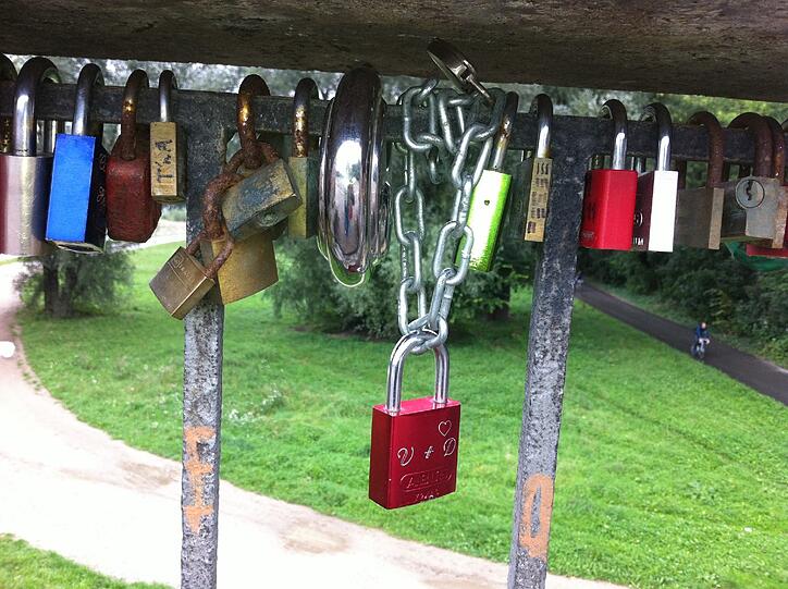 Schön bunt: Die Liebesschlösser an der Wittelsbacherbrücke.