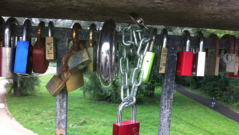 Schön bunt: Die Liebesschlösser an der Wittelsbacherbrücke. Schön bunt: Die Liebesschlösser an der Wittelsbacherbrücke.