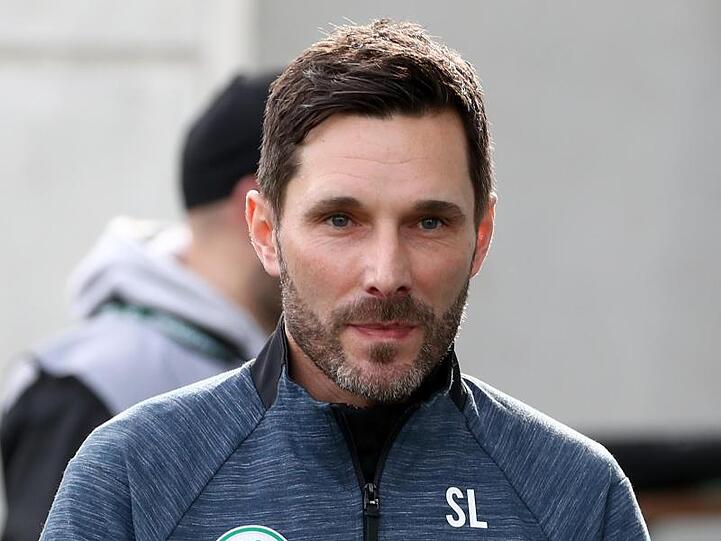 Der Fürther Trainer Stefan Leitl trifft zu Spielbeginn ein. Foto: Daniel Karmann/Archiv