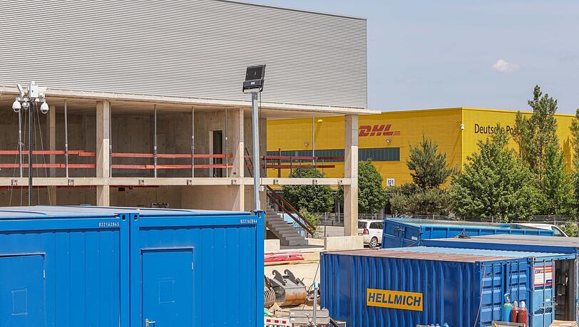 Kräne, Gerüste, viel Beton: Auf diesem früheren Germeringer Acker legt die Post ihre Briefzentren aus München und Starnberg zusammen - auf einer Fläche von drei Fußballfeldern. Im künftigen Betriebshof, umschlossen von Gebäuden, werden täglich 850 Lastwagen und Sprinter ankommen.