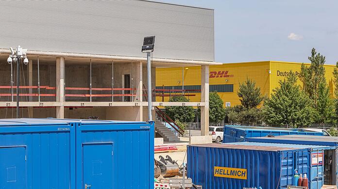 Kräne, Gerüste, viel Beton: Auf diesem früheren Germeringer Acker legt die Post ihre Briefzentren aus München und Starnberg zusammen - auf einer Fläche von drei Fußballfeldern. Im künftigen Betriebshof, umschlossen von Gebäuden, werden täglich 850 Lastwagen und Sprinter ankommen.