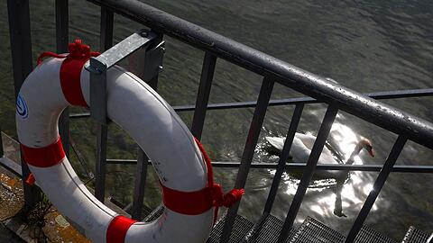 An dem Rettungsring konnte sich der 29-Jährige festhalten, bis ein Rettungsboot ihn an Land brachte. (Symbolbild)