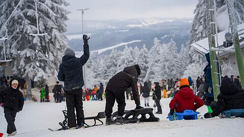 Wintersportler wie hier auf der Wasserkuppe in Hessen k&ouml;nnen sich freuen - es bleibt vorerst winterlich kalt in Deutschland.