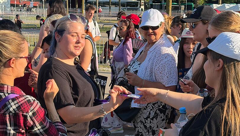 Fans sammeln vor dem Stadion kleine Gratis-Geschenke. Fans sammeln vor dem Stadion kleine Gratis-Geschenke.