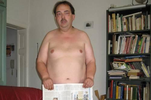 Nackt - und zum Schutz nur eine Zeitung: Frank E. in seiner Leipziger Wohnung.