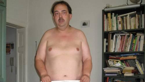 Nackt - und zum Schutz nur eine Zeitung: Frank E. in seiner Leipziger Wohnung. Nackt - und zum Schutz nur eine Zeitung: Frank E. in seiner Leipziger Wohnung.