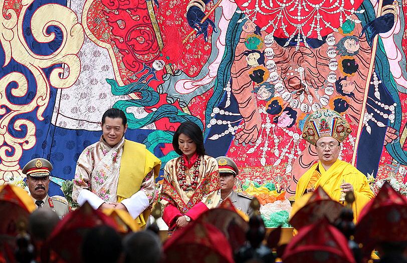 &bdquo;Das ist eine ebenso emotionale wie
heilige Zeremonie für uns Bhutaner&ldquo;, sagte der Mönch Sangye
Wangchuck. &bdquo;Die neue Königin wird unserem Land Glück bringen.&ldquo;