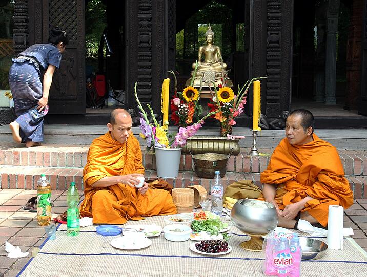 Bayerische Fahnen und buddhistische Mönche: Das Khao Pansa-Fest brachte asiatisches Flair in den Westpark.