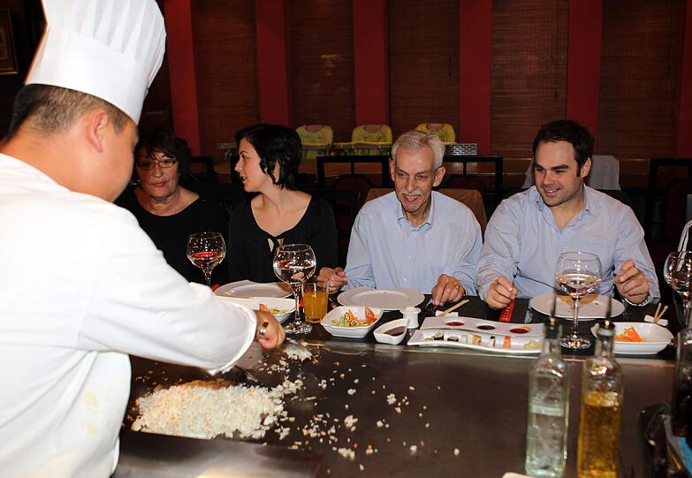 Show-Cooking: Die Löwen essen beim Japaner im Mannschaftshotel mit Fans zu Mittag.