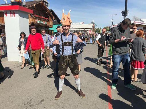 Luke Barnum lässt etwa 500 bis 600 Euro auf der Wiesn. Das macht dem jungen Amerikaner allerdings wenig aus.