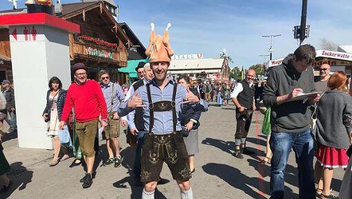 Luke Barnum lässt etwa 500 bis 600 Euro auf der Wiesn. Das macht dem jungen Amerikaner allerdings wenig aus.