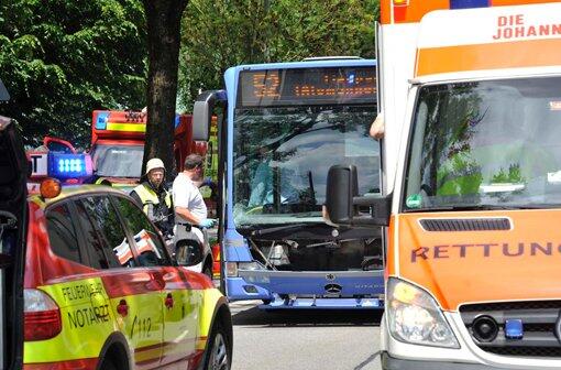 Feuerwehr und Rettungsdienst wurden alarmiert, um das verletzte Kind zu befreien.