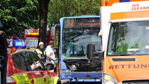 Feuerwehr und Rettungsdienst wurden alarmiert, um das verletzte Kind zu befreien. Feuerwehr und Rettungsdienst wurden alarmiert, um das verletzte Kind zu befreien.