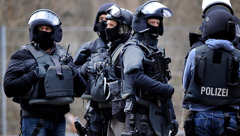 Spezialeinheiten der Polizei konnten die beiden Verdächtigen festnehmen. (Symbolbild)