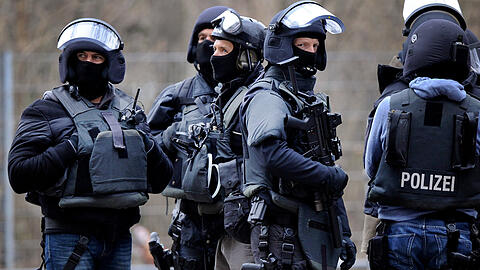 Spezialeinheiten der Polizei konnten die beiden Verdächtigen festnehmen. (Symbolbild)