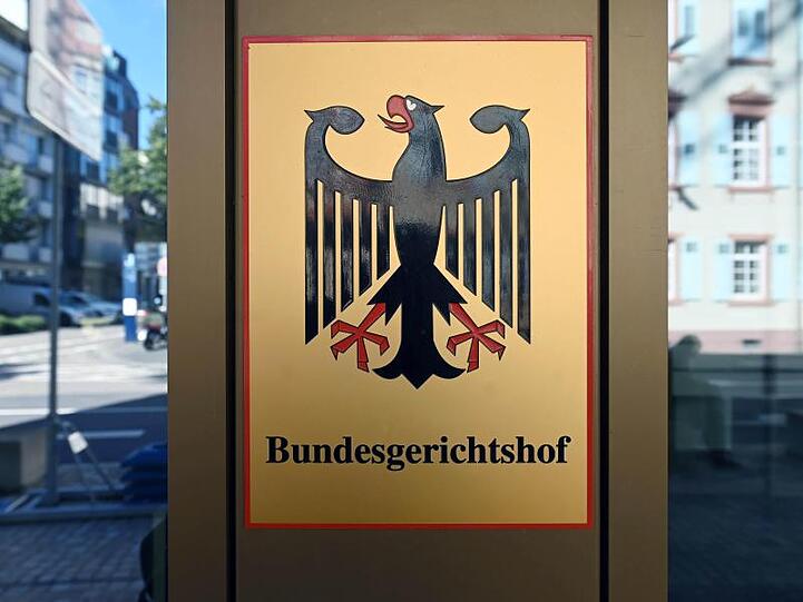 Ein Hinweisschild mit Bundesadler und dem Schriftzug Bundesgerichtshof. Foto: Uli Deck/dpa/Symbolbild