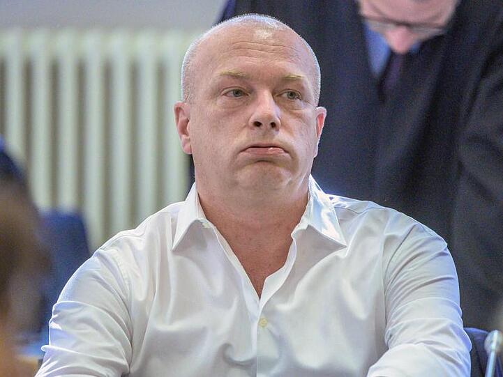 Der angeklagte suspendierte Regensburger Oberbürgermeister Joachim Wolbergs sitzt im Verhandlungssaal im Landgericht. Foto: Armin Weigel/Archiv
