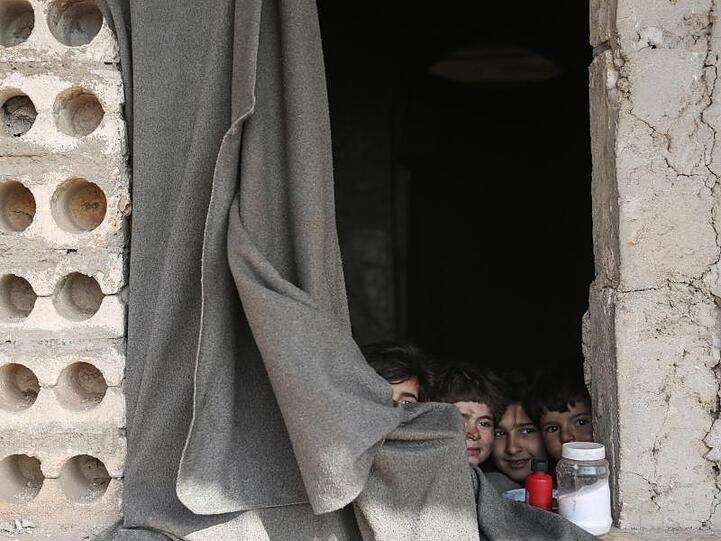 Sie haben kein Zelt an der syrisch-türkischen Grenze bekommen: Kinder in einem eigentlich unbewohnbaren Gebäude in Idlib.