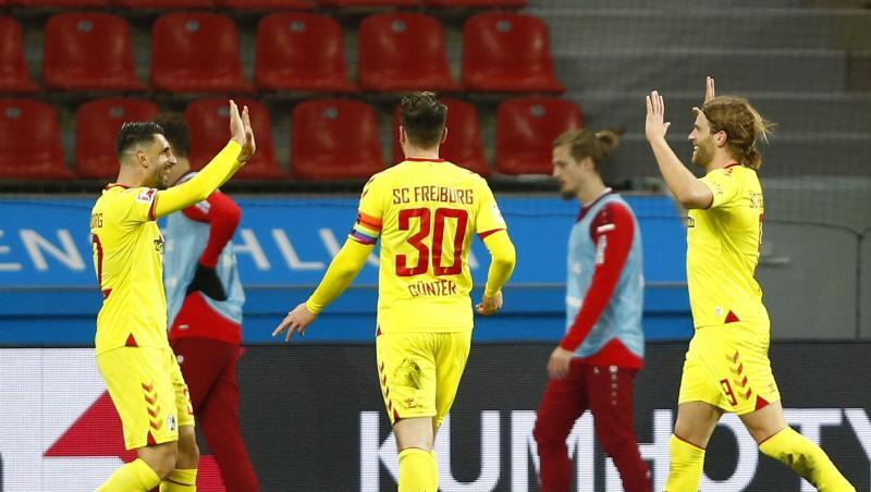 Freiburgs Spieler Lucas Höler (r) bejubelt sein Tor mit Vincenzo Grifo (l) und Christian Günter.